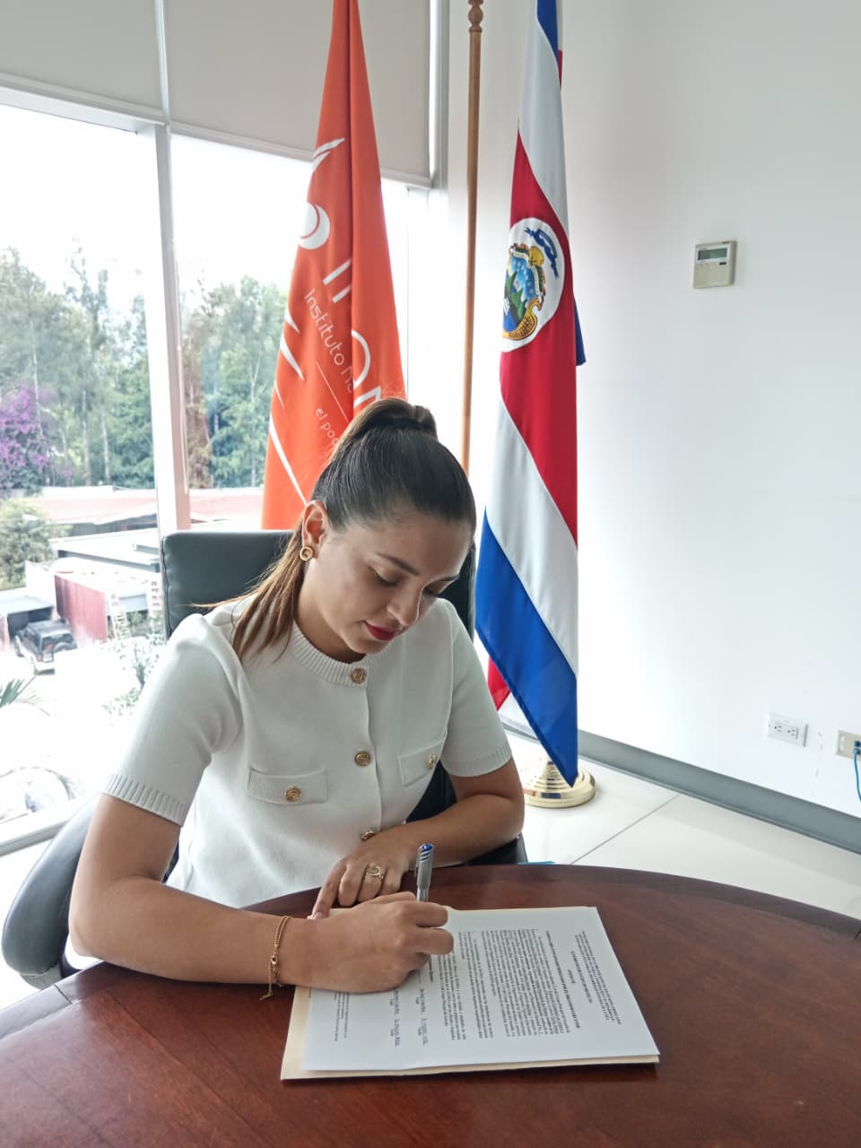 Yerlin Zúñiga Céspedes, Presidenta Ejecutiva del INAMU, firmando el proyecto con OEA para fortalecer la acción climática con enfoque de género